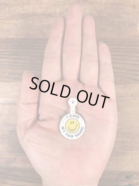 スマイルの顔が描かれたビンテージタブバッジ