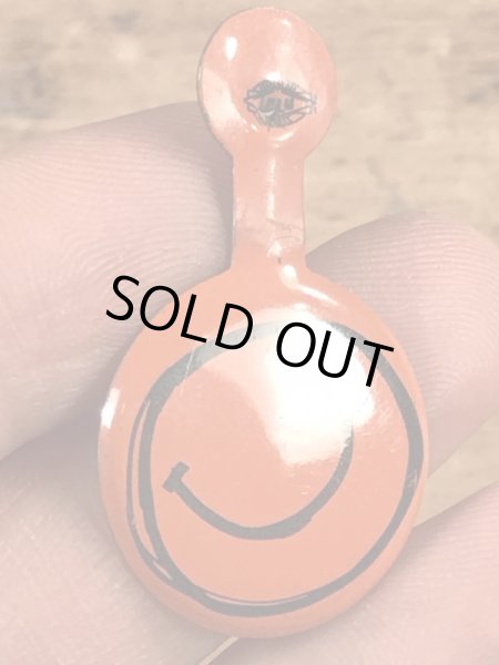 スマイルの顔が描かれたビンテージタブバッジ