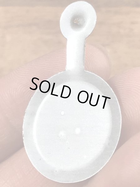 スマイルのメッセージが書かれたヴィンテージタブバッチ