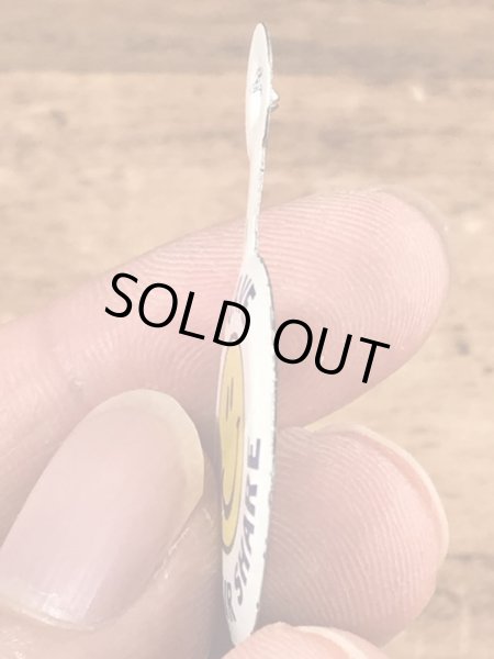 スマイルのメッセージが書かれたヴィンテージタブバッチ