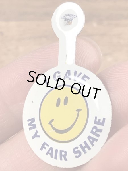 スマイルのメッセージが書かれたヴィンテージタブバッチ