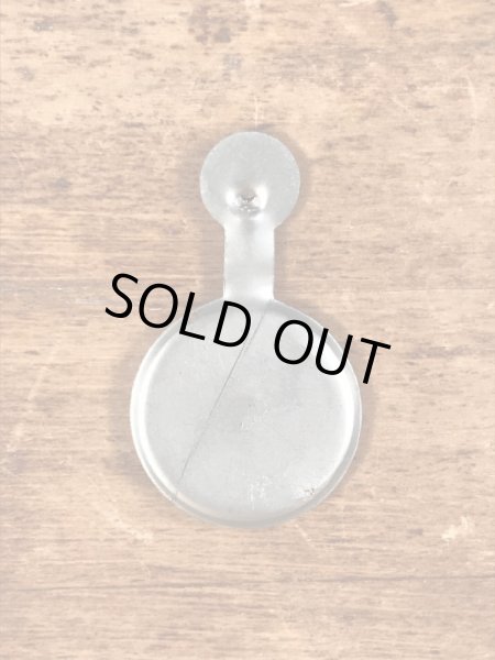 スマイルの顔が描かれたヴィンテージタブバッチ