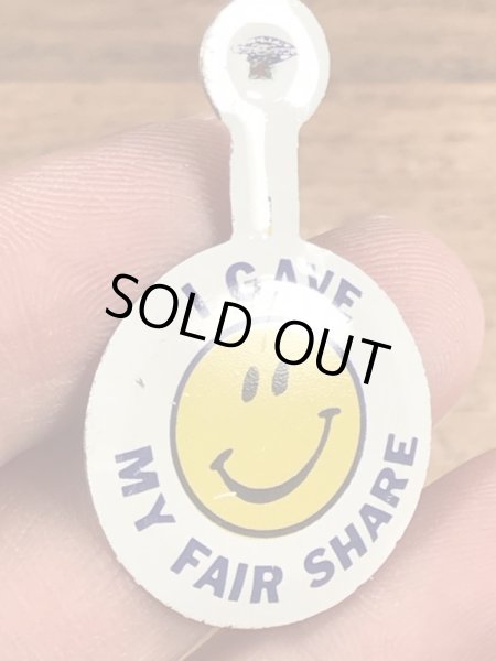 スマイルの顔が描かれたビンテージタブバッジ