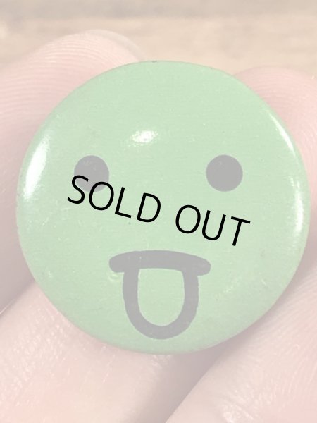 あっかんべーをしている顔のビンテージ缶バッジ