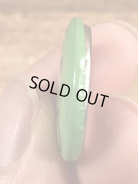 あっかんべーをしている顔のビンテージ缶バッジ