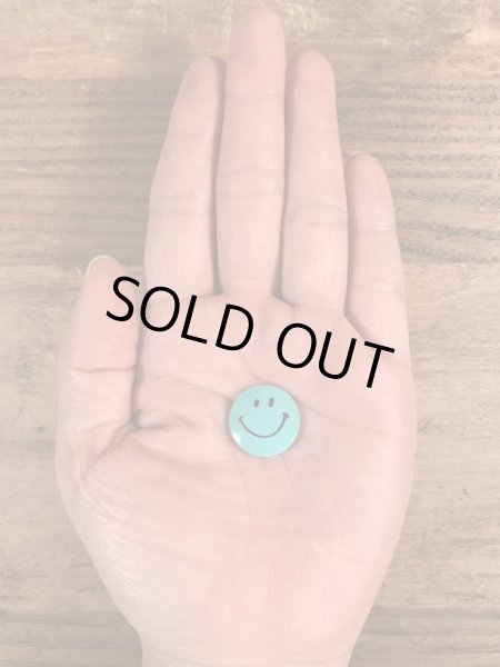 スマイルの顔が描かれたビンテージ缶バッジ