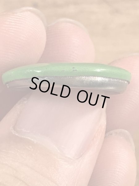 あっかんべーをしている顔のビンテージ缶バッジ