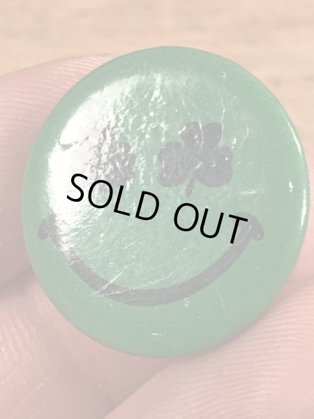 目がクローバーになったスマイルフェイスのヴィンテージ缶バッチ