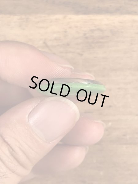 あっかんべーをしているフェイスのヴィンテージ缶バッチ