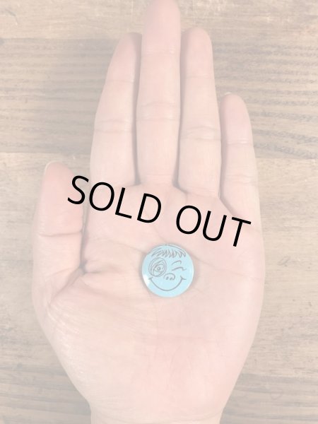 Creative House社製のスマイルのビンテージ缶バッジ