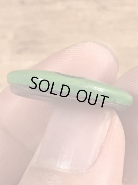 あっかんべーをしているフェイスのヴィンテージ缶バッチ