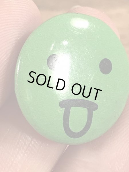 あっかんべーをしている顔のビンテージ缶バッジ