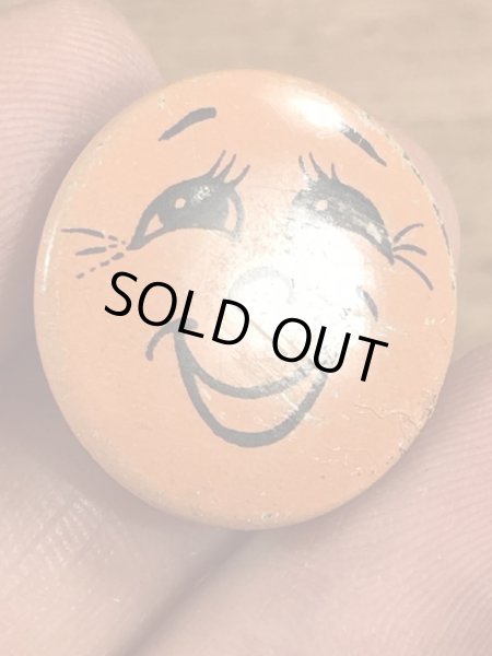 Creative House社製のスマイルのビンテージ缶バッジ