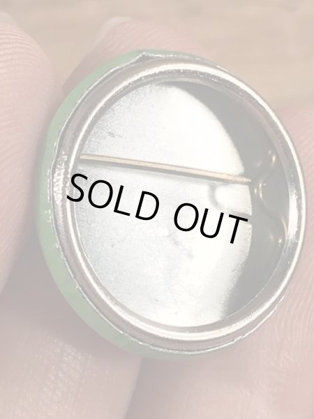 あっかんべーをしているフェイスのヴィンテージ缶バッチ