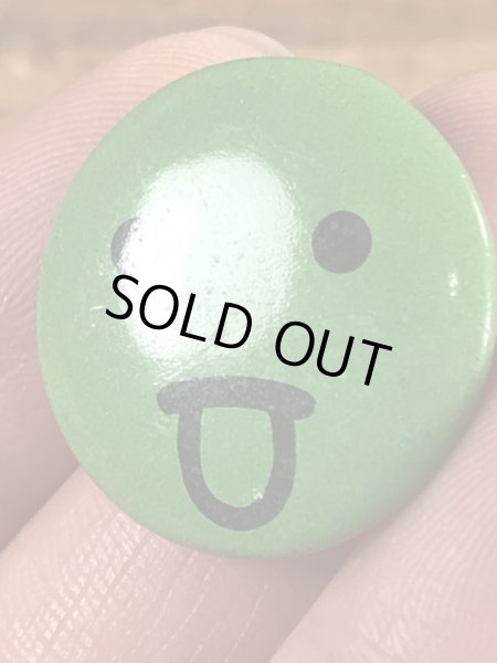 あっかんべーをしているフェイスのヴィンテージ缶バッチ