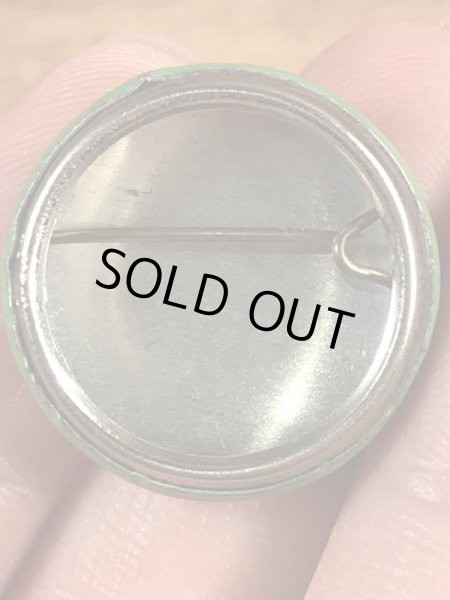 あっかんべーをしているフェイスのヴィンテージ缶バッチ