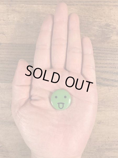 あっかんべーをしている顔のビンテージ缶バッジ