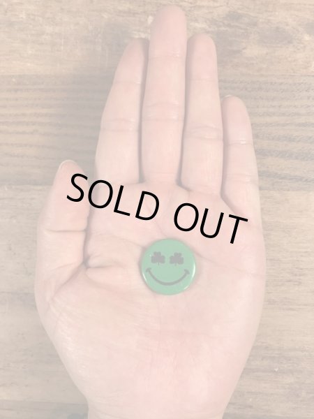 目がクローバーになったスマイルのビンテージ缶バッジ