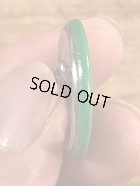 目がクローバーになったスマイルフェイスのヴィンテージ缶バッチ