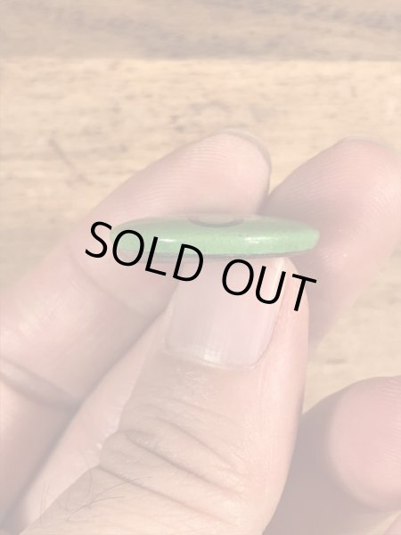 あっかんべーをしているフェイスのヴィンテージ缶バッチ