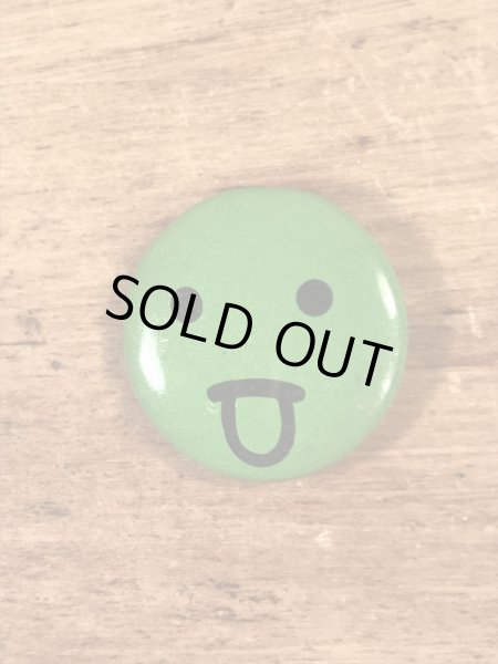 あっかんべーをしているフェイスのヴィンテージ缶バッチ