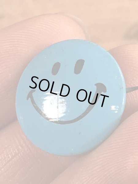 スマイルフェイスのブリキ製のヴィンテージ缶バッチ