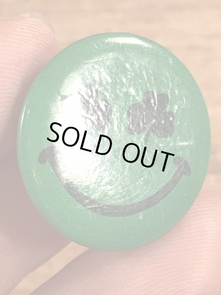 目がクローバーになったスマイルのビンテージ缶バッジ