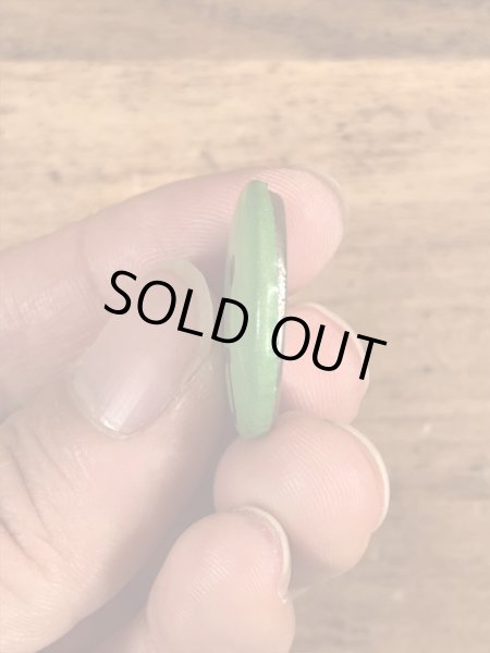 あっかんべーをしている顔のビンテージ缶バッジ