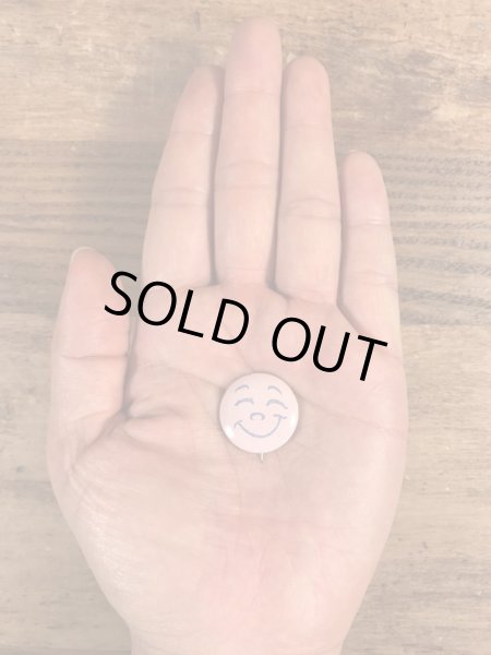 Creative House社製のスマイルのビンテージ缶バッジ