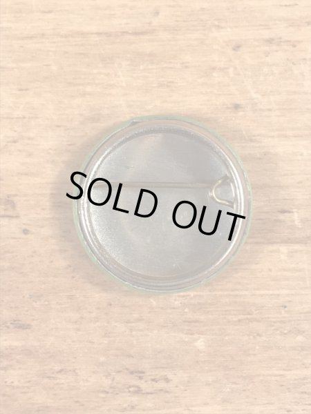 あっかんべーをしているフェイスのヴィンテージ缶バッチ