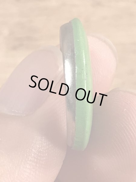 あっかんべーをしているフェイスのヴィンテージ缶バッチ