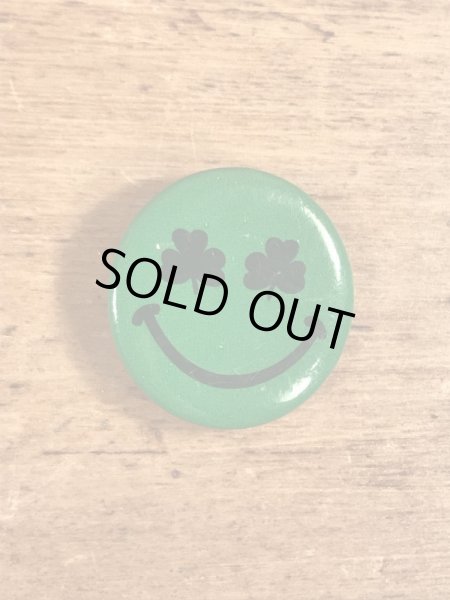 目がクローバーになったスマイルのビンテージ缶バッジ