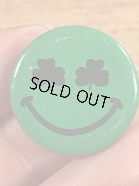 目がクローバーになったスマイルのビンテージ缶バッジ