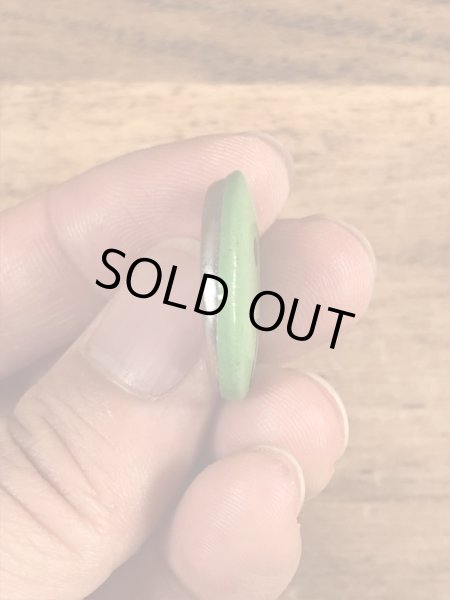 あっかんべーをしている顔のビンテージ缶バッジ