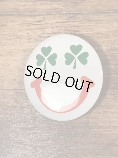 目がクローバーになったスマイルフェイスのヴィンテージ缶バッチ