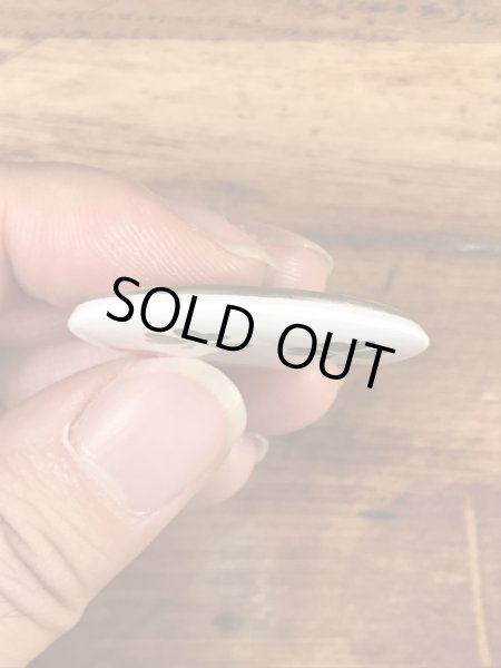 目がクローバーになったスマイルフェイスのヴィンテージ缶バッチ