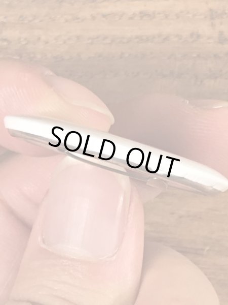 目がクローバーになったスマイルフェイスのヴィンテージ缶バッチ