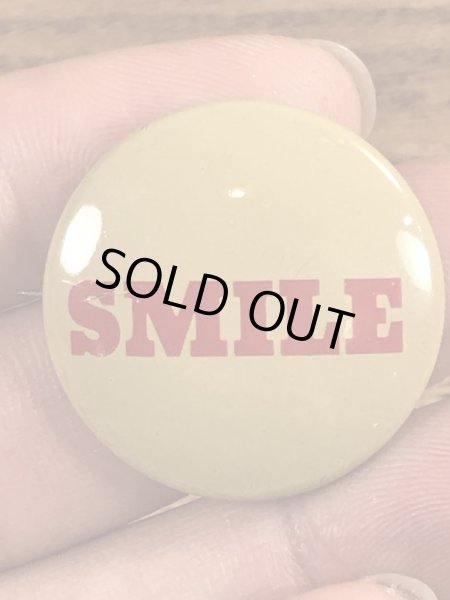 70年代〜頃のスマイルの文字が書かれたビンテージ缶バッジ