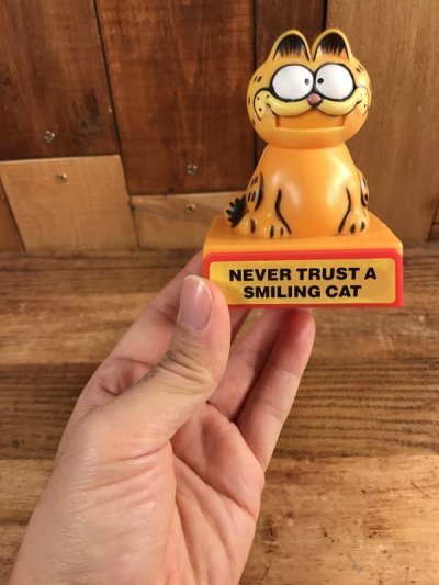 画像1: Garfield “Never Trust A Smiling Cat” Plastic Push Gimmick Toy　ガーフィールド　ビンテージ　ギミックトイ　80年代