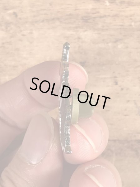 80年代頃の樽を持ったキャラクターのビンテージピンバッジ