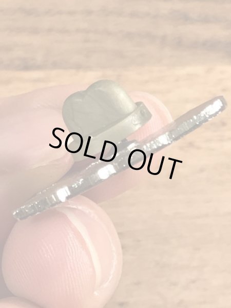 80年代頃の樽を持ったキャラクターのビンテージピンバッジ