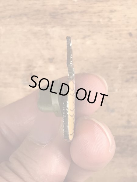 80年代頃の樽を持ったキャラクターのビンテージピンバッジ