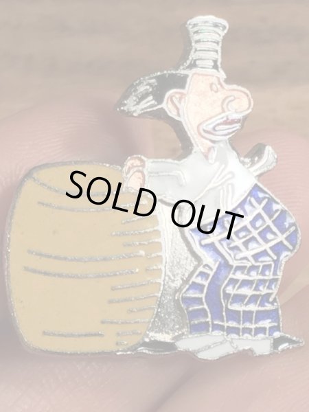 80年代頃の樽を持ったキャラクターのヴィンテージピンズ