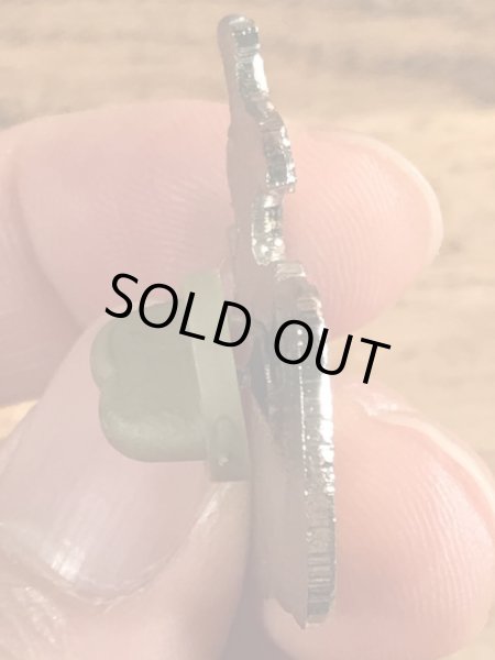 80年代頃の樽を持ったキャラクターのビンテージピンバッジ