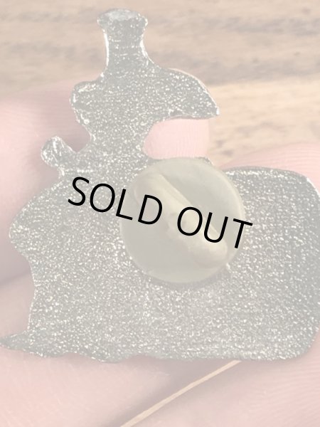 80年代頃の樽を持ったキャラクターのビンテージピンバッジ