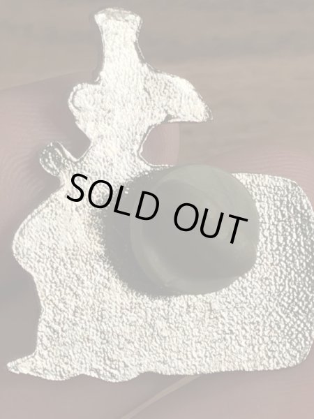 80年代頃の樽を持ったキャラクターのビンテージピンバッジ