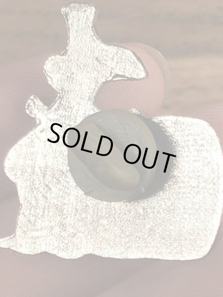 80年代頃の樽を持ったキャラクターのヴィンテージピンズ