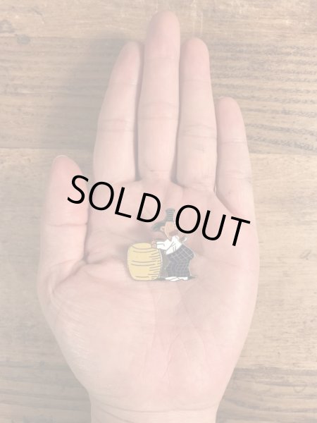 80年代頃の樽を持ったキャラクターのヴィンテージピンズ