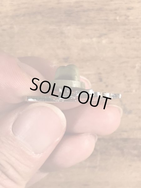 80年代頃の樽を持ったキャラクターのヴィンテージピンズ