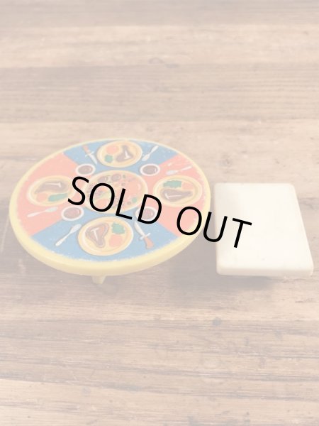 80年代頃のフィッシャープライス社製のテーブルとベンチ